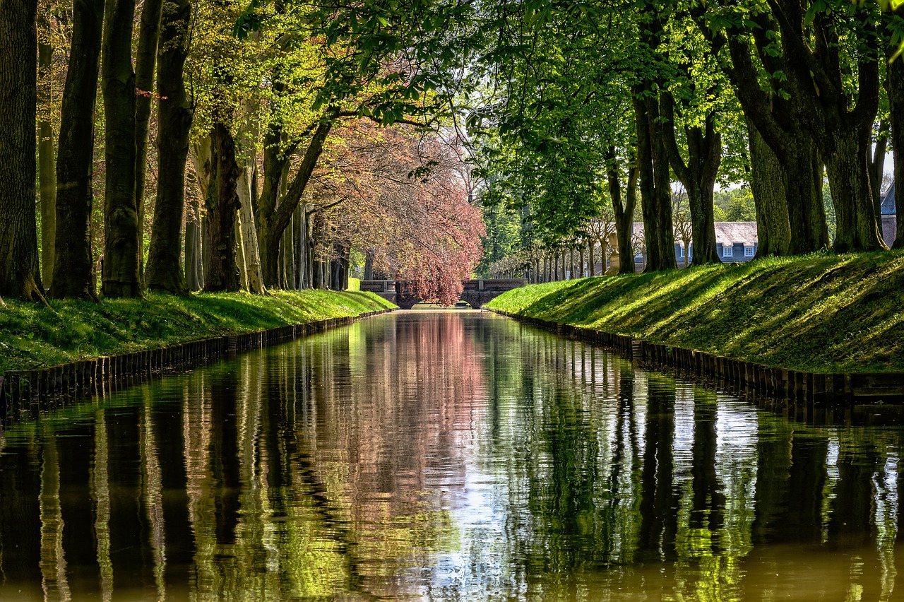 Kanal mit zwei Erdh&uuml;geln