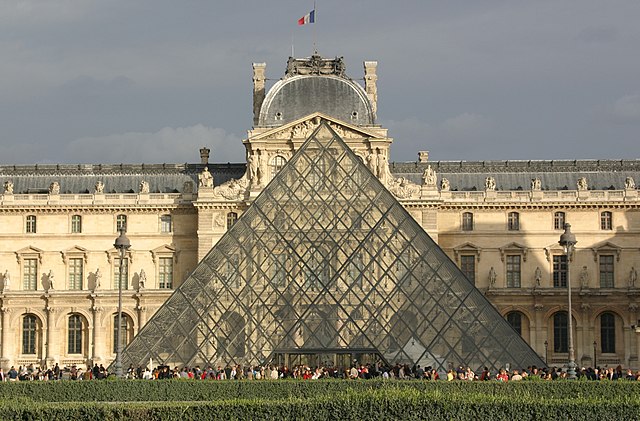 Pyramide im Louvre in Paris